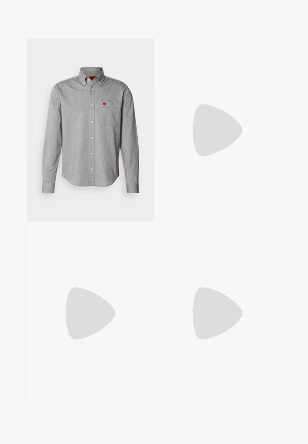 Camisa de cuadros gris de algodón, con un bolsillo en el pecho que lleva un pequeño logo rojo. Textura suave, cuello estructurado y mangas largas.; Camiseta negra de manga corta hecha de una tela suave, con un escote redondo y un logo discreto en la parte delantera. El interior del cuello tiene un acento naranja.; Pantalones de chándal cargo azul marino fabricados con tela suave, con cintura elástica, cordón ajustable y bolsillos laterales con cierres de solapa.; Zapatilla de cuero blanca con acentos de ante beige, con puntera redonda, cierre de cordones en la parte delantera y suela de goma marrón, que muestra el nombre de la marca "BOSS."