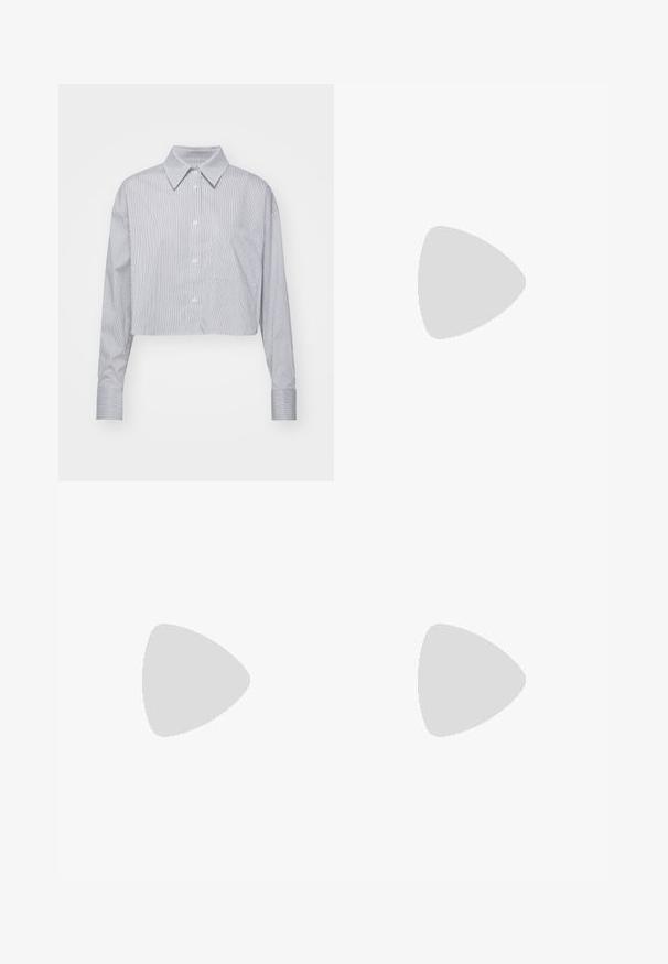 Camicia abbottonata tagliata in righe blu e bianche, con colletto classico, maniche lunghe e una tasca sul petto. Tessuto morbido.; Pantaloni neri a gamba larga realizzati in tessuto liscio, con un alto elastico in vita e una parte frontale pulita e plissettata dal design minimalista.; Scarpa con tacco alto in pelle nera, con punta affusolata, texture liscia e tacco rastremato. Design minimalista, senza ulteriori decorazioni.; Borsa a spalla nera in pelle con due manici lunghi, forma rettangolare, superficie testurizzata e design minimalista. Nessun hardware o accenti visibili.