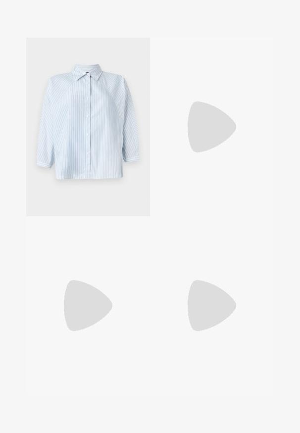 Hellblau gestreifte Bluse mit Knöpfen, ausgestattet mit einem Kragen, 3/4 Ärmeln und einem verkürzten Saum. Hergestellt aus glattem Stoff mit einer regulären Passform.; Helle blaue Denim-Jeans mit hoher Taille, weitem Beinschnitt, zwei seitlichen Taschen und gefaltetem Design. Weiche Textur mit einem ausgebleichten Finish.; Blaue Wildleder-Slipper mit flacher Sohle, die an den Kanten mit einer gestickten Gestaltung versehen sind und einen dekorativen Metallelement an der Vorderseite besitzen.; Schwarze Lederhandtasche mit einem strukturierten Design, das eine verkürzte Form, einen oberen Griff und goldfarbene Hardware-Details aufweist. Verstellbarer Schulterriemen ist enthalten.