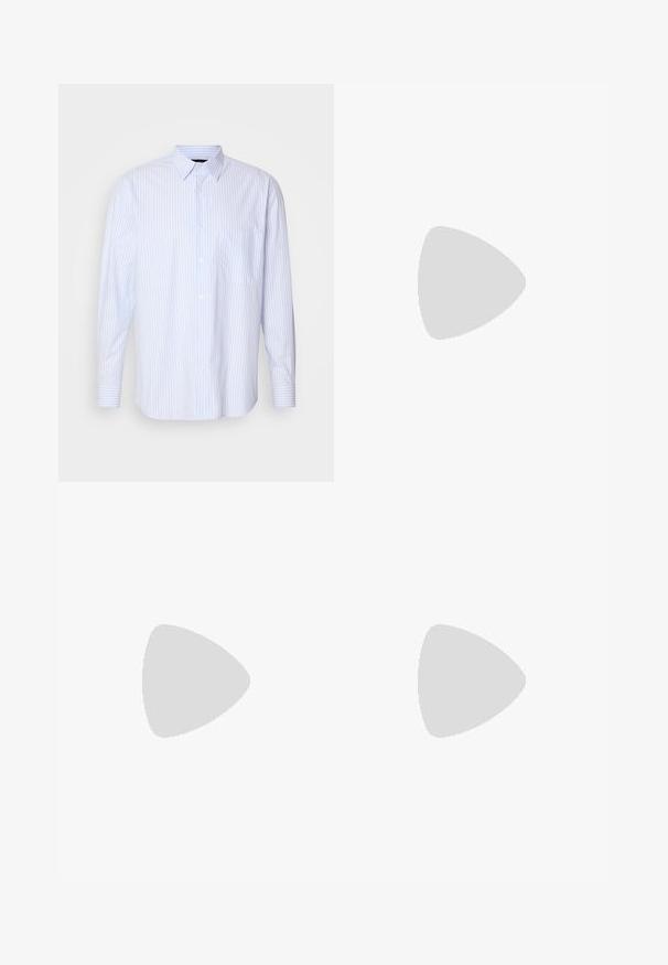 Camicia a maniche lunghe a righe blu chiaro e bianco con colletto button-down, taschino frontale e polsini con un bottone. Realizzata in cotone.; T-shirt beige chiaro realizzato in morbido cotone, con una vestibilità rilassata, colletto rotondo e maniche corte. Nessun motivo o dettaglio visibile.; Pantaloni blu navy con una texture liscia, design a gamba larga, pieghe frontali, passanti per cintura e chiusura con zip. Adatti per abbigliamento formale o casual.; Stivali alla caviglia in suede grigio chiaro con punta rotonda, suola in gomma bianca e un sottile dettaglio del logo sul lato. Presentano una chiusura con lacci.