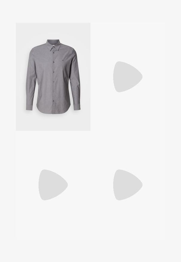 Camicia a maniche lunghe grigia a righe in cotone, con colletto a bottoni e logo sul petto sinistro. Design a vestibilità slim.; Pantaloni a gamba larga in denim scuro con vita regolabile, dotati di tasche frontali e cuciture a contrasto. Texture liscia con un design pulito.; I mocassini in pelle nera presentano una cucitura sollevata, due fasce decorative sulla parte superiore e una suola spessa e texture per una maggiore aderenza.; Occhiali da sole neri rettangolari con finitura opaca, lenti scure e dettagli del logo discreti sul lato della montatura. Design angolare unico.