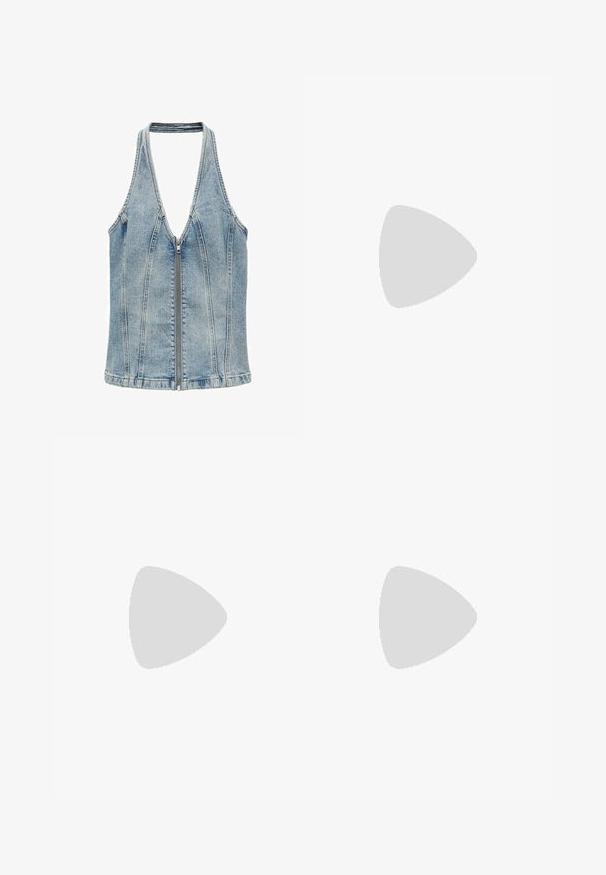 Mango Camicetta - blue; Jeans in denim azzurro chiaro, design a gamba dritta, aree sbiadite e un lieve effetto di usura. Presentano cinque tasche e una classica chiusura con bottone.; Sandal con tacco alto in suede rosa, con tacco a blocco, punta aperta e cinturino alla caviglia con dettaglio in oro. Fascia frontale piatta.; Borsa a spalla in finta pelle marrone con forma curvata, cuciture minime e un accento in metallo dorato. Presenta una chiusura con zip superiore e una tracolla regolabile.