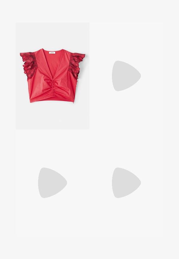 Rød crop top med dyb V-hals, rynket center og korte flæseærmer med sorte blomstermønstrede lace-accenter. Glat stofstruktur.; Højtaljede sorte shorts lavet af glat stof, udstyret med to frontlommer, en skræddersyet pasform og rene, enkle linjer.; Sorte hælede sandaler med tynde stropper, en tekstureret overflade, åben tå og et slankt, spidst hældesign. Har en glat indersål og en skinnende overflade.; Bordeaux læderhåndtaske med en kurvet form, et gyldent cirkulært hardware-accents og en enkelt skulderrem. Glat tekstur, minimalistisk design.