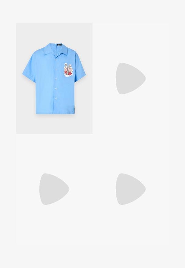 MSGM SHIRT - Srajca - light blue; Bela brezrokavna majica iz teksturirane tkanine z navpičnim rebrastim vzorcem in okroglo ovratnikom. Enostaven dizajn brez okraskov ali vzorcev.; Beženi krajci s ravnim prednjim delom, dvema stranskima žepoma in enim gumbom za zapiranje. Narejeni iz lahke, gladke tkanine.; Modre semiš tene z belimi črtami in besedilom "Gazelle". Imajo gumijast podplat in strukturirane dodatke na zgornjem delu. Klasična zasnova.