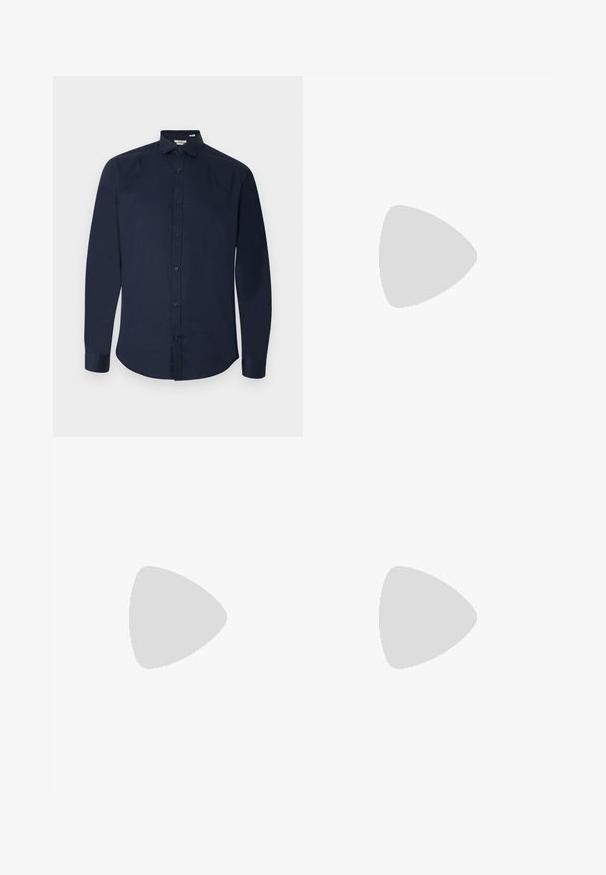 Marineblauw, overhemd met lange mouwen en knopen, gemaakt van gladde stof. Voorzien van een klassieke kraag en een afgeronde zoom met zeven knopen aan de voorkant.; Zwarte strakke broek met een gladde textuur, knoopsluiting, riemlussen, en zonder zichtbare patronen of accenten.; Zwarte leren veterschoenen met een gladde afwerking, puntige neus en lage blokhak. Voorzien van vijf paar oogjes voor de veters.; Zwarte leren horlogeband met een zilveren roestvrijstalen kast. Zwarte wijzerplaat met witte uurmarkeringen, zilveren wijzers en drie sub-dials.