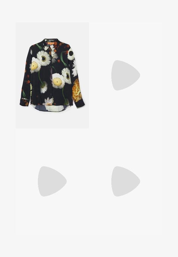 Stine Goya WAL - Camicia - anthracite; T-shirt grigia a maniche corte in morbido cotone, con scollo rotondo e vestibilità rilassata, priva di motivi o dettagli evidenti.; Pantaloni neri a gamba larga realizzati in tessuto liscio. Presentano una chiusura con bottone, tasche anteriori e linee pulite. L'orlo è leggermente svasato.; Infradito neri con suola in gomma testurizzata, due cinghie sottili e un sottile dettaglio del logo impresso sulla cinghia.