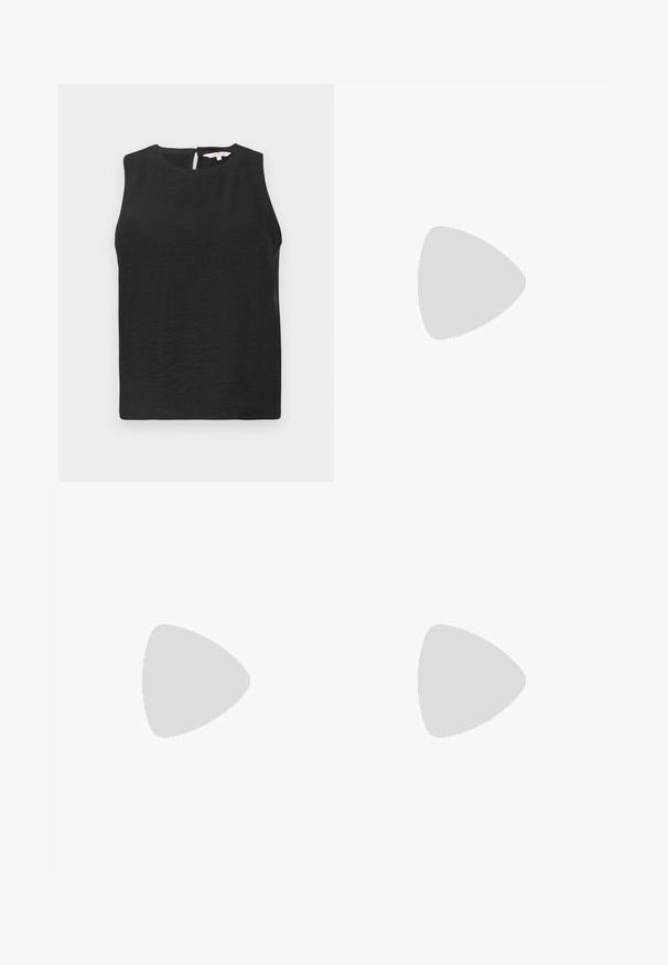 Černý top bez rukávů vyrobený z texturované látky s kulatým výstřihem a zadním uzávěrem ve tvaru klíčové dírky. Jednoduchý a minimalistický design.; Černé kalhoty s širokými nohavicemi ze syntetické kůže. Mají vysoký pás, poutka na opasek, dvě přední kapsy a prošívané detaily.; Černé kožené lodičky se špičatou špičkou, kotníkovým páskem a silným podpatkem. Hladká textura, elegantní design a minimalistická estetika.; Černá kožená taška přes rameno s hladkým povrchem, obdélníkovým tvarem a dvěma dlouhými uchy. Žádné viditelné kování ani ozdoby.