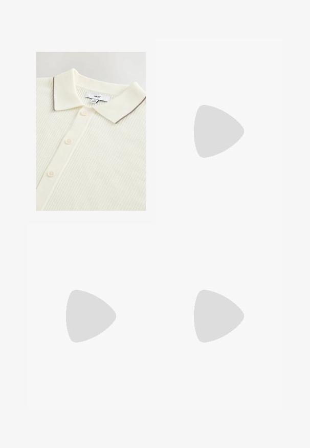 Cremfarbener Poloshirt mit strukturiertem Rippdesign, ausgestattet mit einem kontrastierenden braunen Rand am Kragen und fünf Knöpfen auf der Vorderseite.; Weißes Baumwoll-T-Shirt mit kurzen Ärmeln, Rundhalsausschnitt und lässigem Schnitt. Glatte Textur ohne sichtbare Muster oder Akzente.; Weiße Leinenhose mit elastischem Bund und Kordelzug, weitem Bein-Design und sauberen Nähten. Glatte Textur mit lässiger Passform.; Weiße Sneaker mit durchbrochenem Drei-Streifen-Design, strukturierten Akzenten, einer Gummisohle und dem goldenen "CAMPUS"-Logo an der Seite.; Metallgestellte Sonnenbrille mit ovalen grünen Gläsern. Dünner silberner Metallrahmen und schwarze Ohrstücke. Minimalistisches Design, keine sichtbaren Logos.