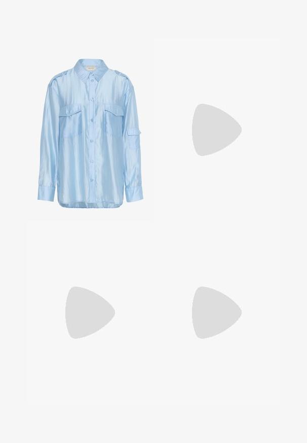 Lyseblå langermet satengskjorte med knappestolpe foran, to brystlommer med klaff og skulderepauletter.; Beige vidde bukser med en teksturert overflate, som har to sidelommer, frontplisseringer og en midjebånd for sikker passform.; Svart lær snøresko med rund tå, teksturert gummisåle og gul søm rundt bunnen. Flat design og glatt overflate.; Svarte firkantede solbriller med matt overflate, utstyrt med transparente linser og en lett blå fargetone på den ene siden. Solid, kantete design.
