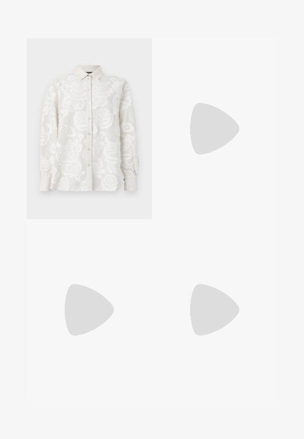 Blusa bianca ricamata con un motivo floreale, chiusura frontale con bottoni e maniche lunghe. Presenta un tessuto testurizzato e un collo standard.; Jeans a zampa d'elefante in denim blu chiaro con vita alta, dotati di due bottoni e tasche frontali. Il tessuto ha una texture sbiadita con variazioni sottili.; Décolleté nera in pelle con tacco alto, punteggiato e dalla texture liscia, caratterizzata da un tacco sottile e un design minimalista.; Mini borsa a tracolla nera in paillettes con una tracolla texturizzata annodata e catena argentata. Forma rotonda con parte superiore arricciata e dettagli riflettenti.