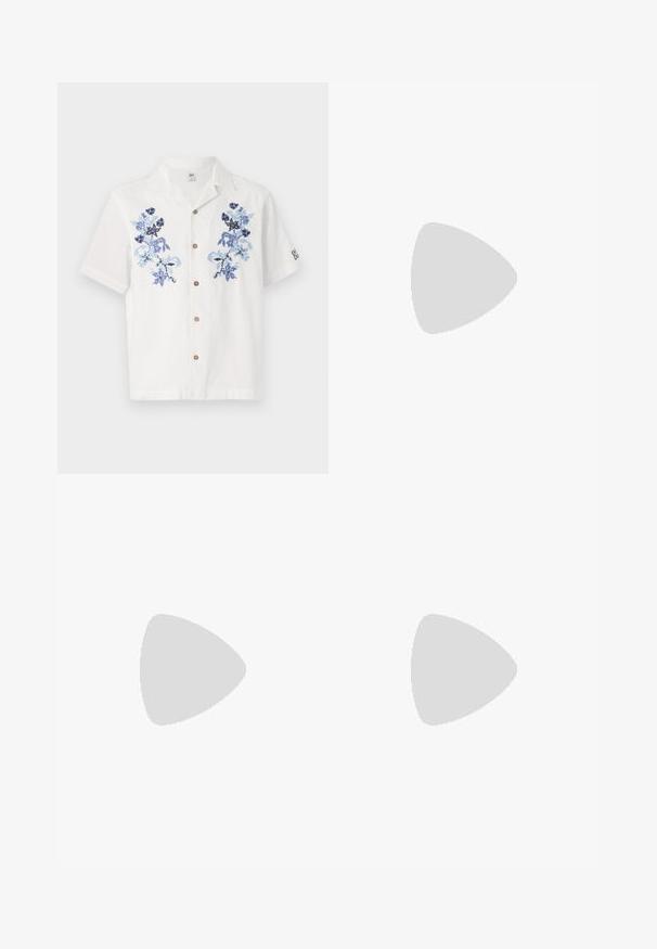 Cămașă albă cu mânecă scurtă, decorată cu broderie florală albastră, butoane maro pe toată lungimea frontală și un design de guler relaxat.; Tricou polo scurt, negru, cu un model abstract texturat. Gulerul este plat și ușor deschis, accentuând designul relaxat.; Scurte din denim de culoare albastră deschisă, cu un croi clasic. Au cinci buzunare, detalii cu cusături portocalii și margini brut.; Mocasini din piele neagră cu o finisare netedă, vârf rotund și cusături decorative pe partea superioară. Toc mic și stivuit, cu o ușoară strălucire.