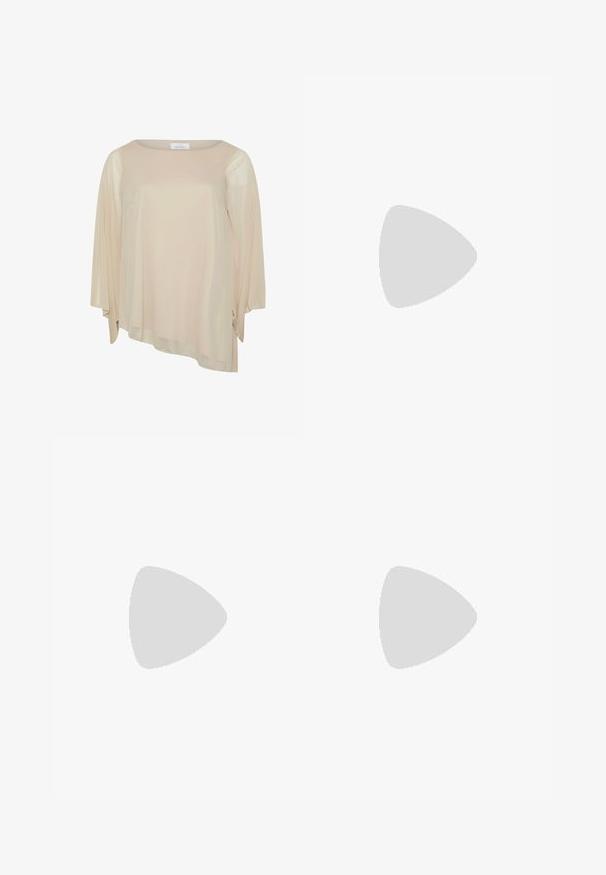 Beige Bluse mit langen Ärmeln im lockeren Schnitt, rundem Ausschnitt und einer weichen, transparenten Textur. Verfügt über einen asymmetrischen Saum und ein minimalistisches Design.; Weit geschnittene Hosen in einem hellen cremefarbenen Farbton. Hergestellt aus einem glatten Stoff mit Falten an der Vorderseite und seitlichen Taschen.; Satin High Heel Sandale in Silber mit Fußgelenkriemen und dekorativer Schnalle. Offene Zehen und schlankes, elegantes Design.; Braune Lederhandtasche mit strukturiertem Finish und silbernen Beschlägen, gehalten mit einer Hand neben einem braunen Lederrock und einem gemusterten Pullover.