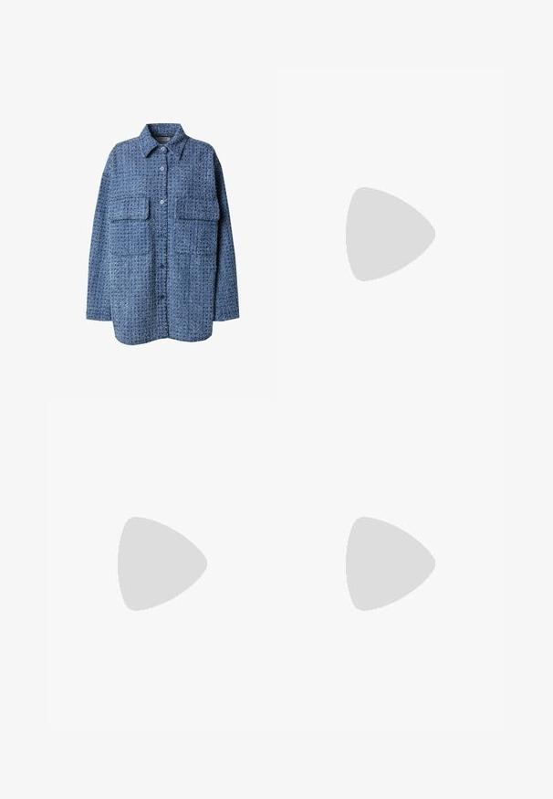 Blauwe geweven overhemdjack met knoopsluiting, gespitse kraag en twee borstzakken. Gestructureerde stof met een subtiel patroon. Ontspannen pasvorm.; Rode, knielange rok met een geraffineerde tailleband en een vloeiende A-lijn ontwerp. Gemaakt van een gladde stof zonder zichtbare patronen of accenten.; Zwart patentleer balletschoen met een ronde neus, voorzien van een klein strikdetail aan de voorkant en een gevoerde binnenzool voor comfort.;  Schildpadzonnebril met een geometrisch ontwerp, gele lenzen en metalen accenten op de pootjes. Brede rand en matte textuur.; Zwarte leren geweven tote bag met een slouchy vorm en een brede schouderriem. Kenmerkt zich door een gestructureerd, verweven ontwerp met een gladde afwerking.