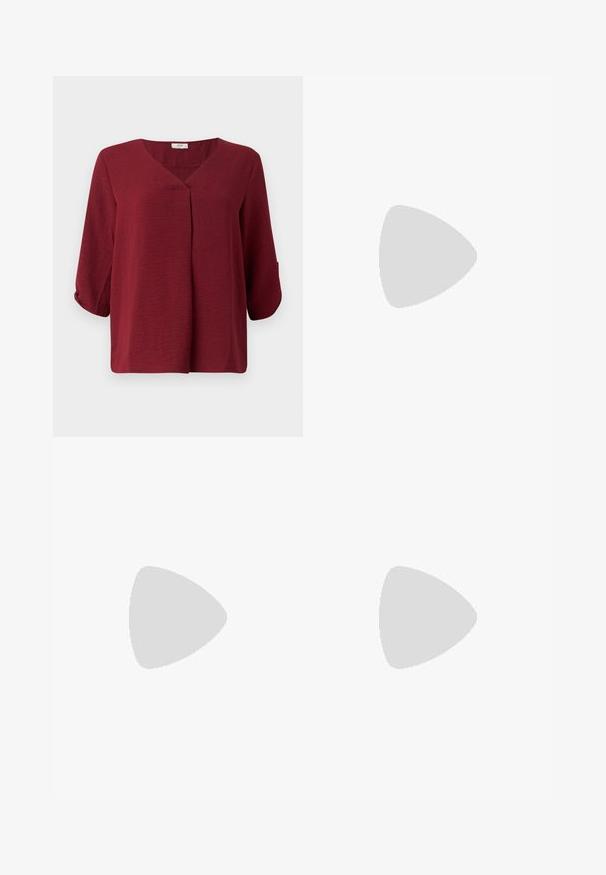 Blusa bordeaux a tre quarti con scolla a V e dettaglio plissè frontale. Realizzata in tessuto leggero e testurizzato, con una vestibilità rilassata.; Stradivarius WIDE-LEG WITH BUCKLE DETAIL  - Pantaloni - dark brown; Ballerine in pelle verniciata marrone con punta quadrata e cinturino dotato di una piccola fibbia dorata. Texture liscia, tacco basso e design minimalista.; Borsa tote in pelle marrone con texture liscia, design con apertura superiore e due spallacci. Presenta cuciture minime e nessun hardware visibile.