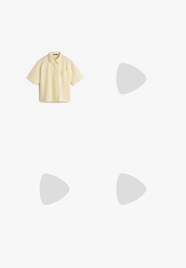 Kortærmet, skjorte med knapper i lys gul, med tekstureret stof, enkelt brystlomme og en let cropped design.; Sorte polyester culotte bukser med elastisk talje, to forpiber og en løs silhuet. Ingen synlige mønstre eller hardware detaljer.; Sorte patenterede hælsandaler med firkantet tå, ankelremme og sølvspænder. Har en chunky blokHæl for stabilitet.; Sort læder tote taske med glat tekstur, rektangulær form og to lange hanke. Ingen synlig hardware eller udsmykninger.