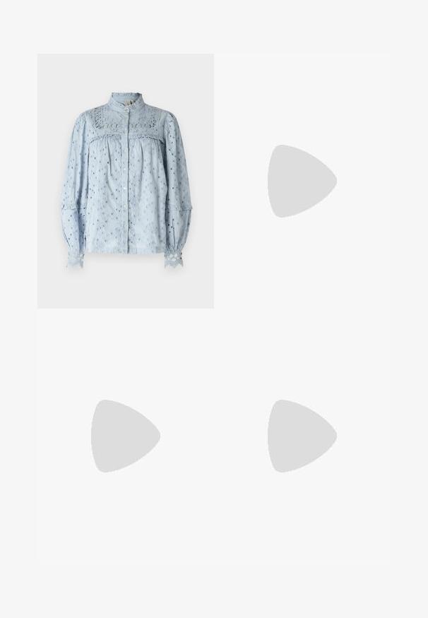 Ανοιχτό μπλε πουκάμισο με κεντήματα, διαθέτοντας ψηλό λαιμό, κούμπωμα με κουμπιά και λεπτομέ�ρειες με φουσκωτό σχέδιο. Μακριά μανίκια με πολύπλοκες δαντελένιες λεπτομέρειες.; Μαύρο παντελόνι με φαρδιά μπατζάκια από τζίν, με δομημένη μέση, θηλιές ζώνης και μπροστινές τσέπες. Λείος υφασμάτινος σχεδιασμός με κλασική εμφάνιση.; Μαύρες σουέτ κλειστές σάντες με λεπτή λουρίδα στον αστράγαλο, ανοιχτό σχέδιο και μετρίου ύψους μπλοκ τακούνι. Λείο υλικό και ελάχιστες λεπτομέρειες.; Μαύρη δερμάτινη τσάντα tote με δύο μακριούς ιμάντες, λεία υφή και δομημένο σχήμα. Διαθέτει μπροστινή τσέπη για επιπλέον αποθήκευση.