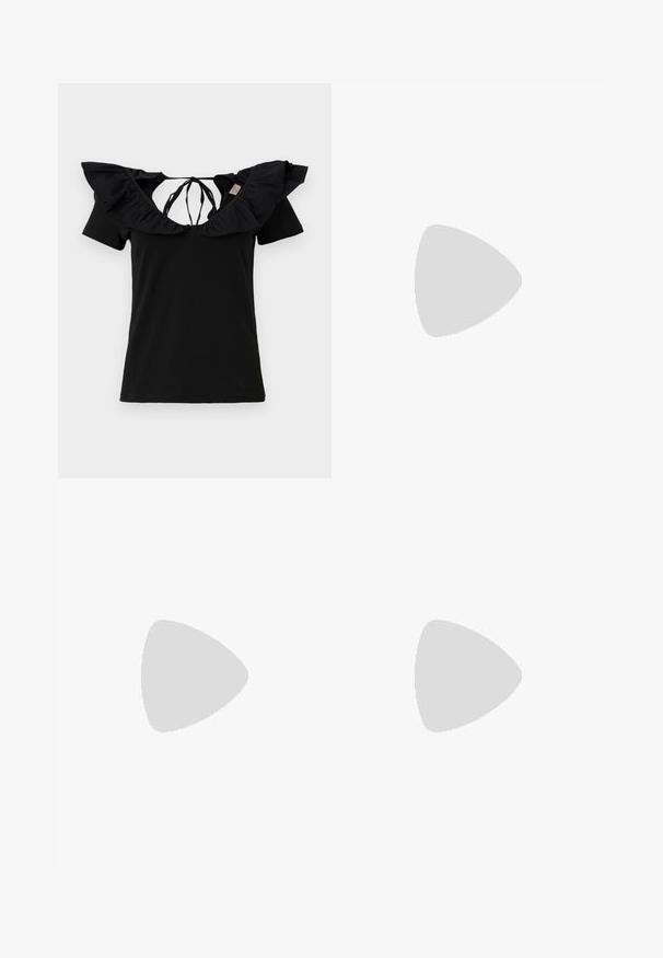 T-shirt nera a maniche corte, con un ampio scollo arricciato e lacci sul retro. Tessuto liscio, vestibilità classica e design minimalista.; Jeans a zampa d'elefante in denim blu chiaro con vita alta, dotati di due bottoni e tasche frontali. Il tessuto ha una texture sbiadita con variazioni sottili.; Décolleté nera in pelle con tacco alto, punteggiato e dalla texture liscia, caratterizzata da un tacco sottile e un design minimalista.; Mini borsa a tracolla nera in paillettes con una tracolla texturizzata annodata e catena argentata. Forma rotonda con parte superiore arricciata e dettagli riflettenti.