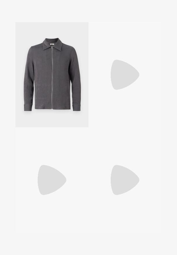 Grijze ziptrui met een kraag en lange mouwen, gemaakt van een geweven stof met een subtiel geribbeld patroon.; Witte katoenen tank tops, mouwloos ontwerp, ronde hals, effen textuur, gemaakt van een zachte, lichtgewicht stof. Twee stuks tentoongesteld.; Lichtblauwe rechte jeans met een klassieke vijf-pocket stijl, gemaakt van stevige denim stof en met contrasterende stiksels.; Zwarte instapklompen met een glad leren buitenkant, verstelbare metalen gesp en kurken voetbed. Dikke rubberen zool met een gestructureerd profiel.; Zwarte zonnebril met rechthoekige montuur, grijs getinte glazen en een uitgesneden ontwerp bij de neusbrug. Strak, glanzend kunststof materiaal met smalle veren.