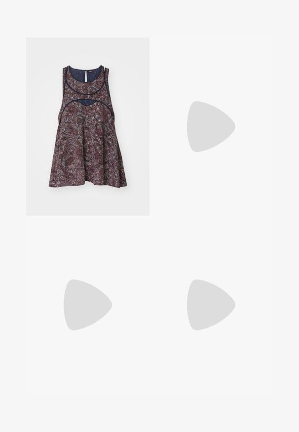 Blommönstrad ärmlös topp i mörka nyanser med ljusa accenter, med rund halsringning och en nyckelhål tillbaka detalj, tillverkad av lättviktigt tyg.; Svarta skräddarsydda byxor med rak benform, med en slät yta och skarpa veck fram. Ingen synlig hårdvara.; Svart läder slingback-hälar med spetsig tå, med en smal klack och en guldtonad detalj på den justerbara remmen. Slät textur.; Svart läderhandväska med en strukturerad design, som har en avskuren form, ett handtag upptill och guldiga detaljer. Justerbar axelrem ingår.