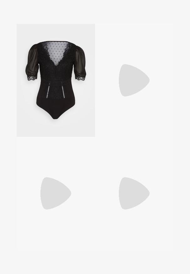 Bodysuit noir avec manches en tulle transparent, détails en dentelle, maille à pois sur le buste et garniture décorative sur le devant.; Pantalons larges noirs à taille haute, avec des détails de boutons à la taille et des plis sur le devant.; Escarpin en cuir noir avec un bout pointu et un petit talon bloc. Doté d'une bride de cheville avec une boucle dorée. Texture lisse.; Sac fourre-tout en cuir noir avec deux longues poignées, une texture lisse et une forme structurée. Dispose d'une poche avant pour un rangement supplémentaire.