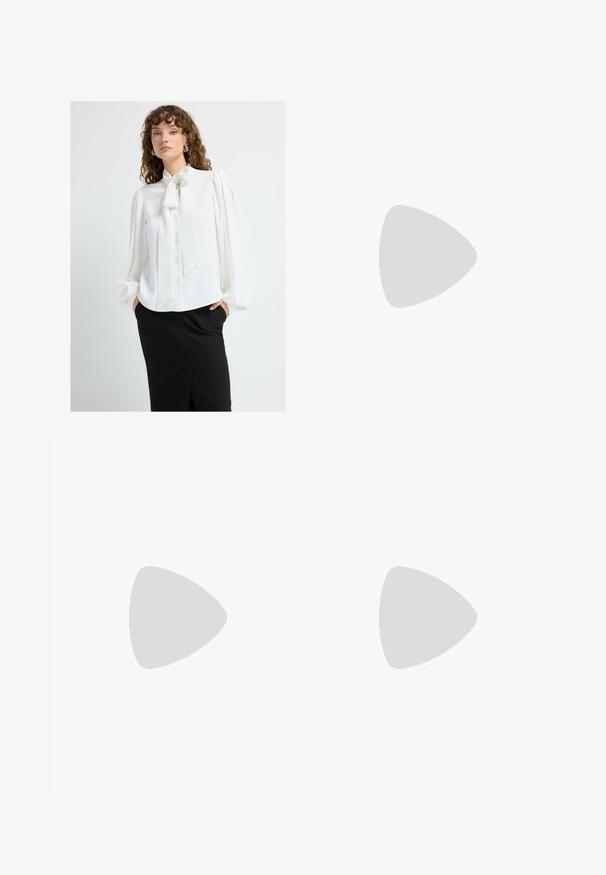 Witte blouse met een gestrikte hals, geplooide pofmouwen en knopen aan de voorkant, gecombineerd met een zwarte rok met een zijsplit. Soepele textuur.; Zwarte wijde broek met hoge taille, knoopdetails op de tailleband en plooien aan de voorkant.; Zwarte gepolijste leren enkellaars met een spitse neus en een blokhak van gemiddelde hoogte. Glad textuur en minimalistisch ontwerp.; Zwarte leren tote bag met twee lange handvatten, een zachte textuur en een gestructureerde vorm. Voorzien van een voorvak voor extra opslagruimte.