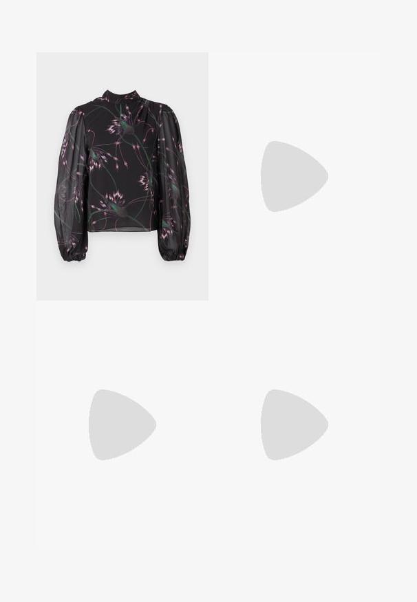 Blusa nera con maniche lunghe a sbuffo. Presenta un motivo floreale in tonalità di rosa e verde su un tessuto trasparente. Collo alto.; Jeans in denim azzurro chiaro, design a gamba dritta, vita media, con cinque tasche e chiusura con bottone davanti.; Scarpa con tacco alto in pelle nera, con punta affusolata, texture liscia e tacco rastremato. Design minimalista, senza ulteriori decorazioni.; Calvin Klein LINEAR CAMERA BAG - Borsa a tracolla - black