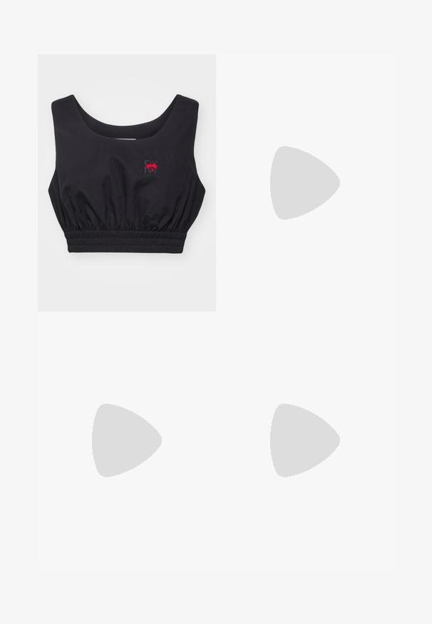 Top cropped nero con scollatura a barca, vita arricciata e un piccolo logo DKNY rosso e nero sul davanti. Tessuto dalla superficie liscia.; Gonna nera in pelle a forma A, texture liscia, lunghezza a metà polpaccio, presenta dettagli di cucitura orizzontale in vita e nelle cuciture per un maggiore supporto.; Décolleté nera in pelle con tacco alto, punta affusolata, design elegante e senza hardware visibile. Texture liscia e stile minimalista.; Borsa a tracolla in pelle nera con un design curvo, dotata di una chiusura in metallo dorato e logo in rilievo sulla parte anteriore. Superficie testurizzata.