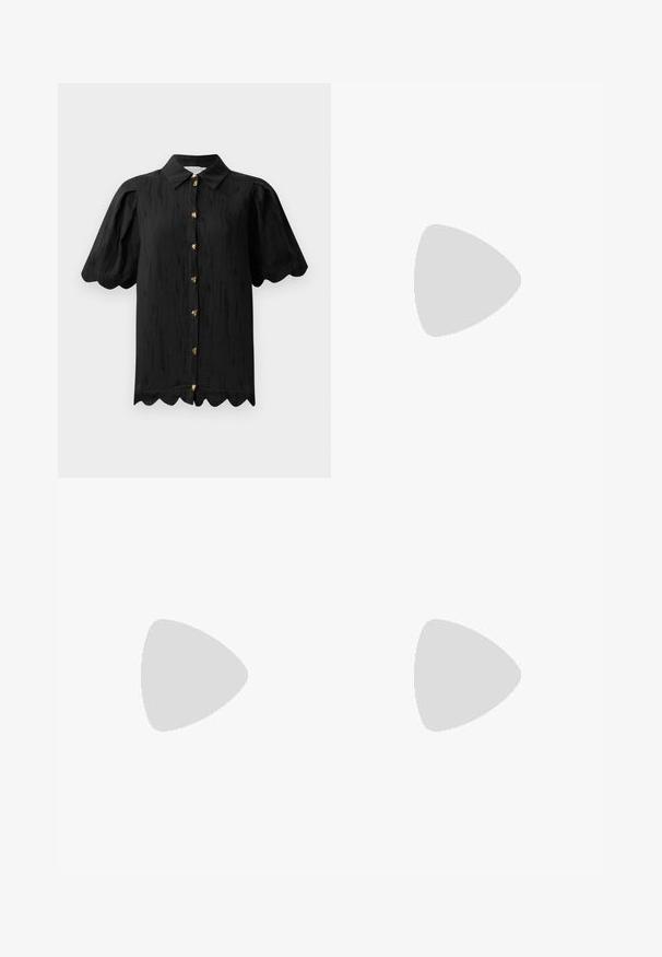 Hofmann Copenhagen MARABELLE - Blus - black; Mörkblå utsvängda jeans i denim. Har hög midja, framfickor och slitsdetaljer vid fållen. Klassisk femficksdesign.; Svart läderballerinaskor med rund tå, slät yta, minimala söm detaljer och en flexibel sula.; Brun texturerad läder crossbody-väska med guldkedja och klaffstängning. Framsidan har logotypdetalj och en ficka under klaffen.