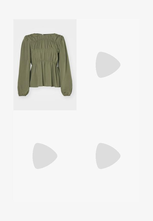 Maslinasto zelena bluzica s dugim napuhanim rukavima i nabranom teksturom. Ima okrugli izrez i kopčanje na dugme na leđima.; Crne skinny traperice s glatkom teksturom, visokim pojasom i uskim krojem. Uparene s smeškim mule cipelama s dekorativnom mašnom i zakovicama.; Svijetlosivi tenisice od antilopa i mrežice, s tri bijele pruge, okruglim vrhom i gumenom potplatom. Zlatni logo akcent blizu vezica.; Srebrne naušnice s obručima i uvijenim dizajnom, s poliranim završetkom i pričvršćivanjem na stražnjoj strani. Mjere otprilike 3 cm u promjeru.