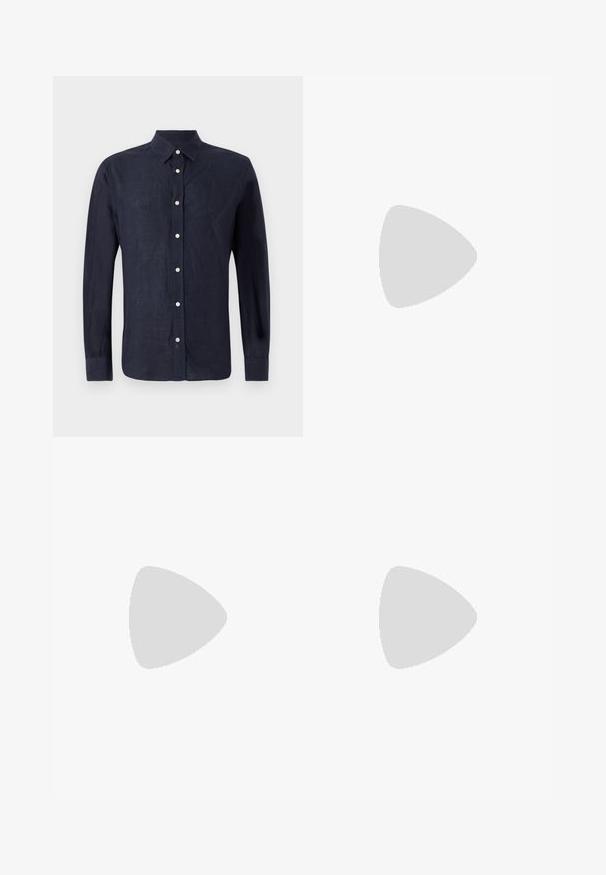 Camicia a maniche lunghe blu navy in lino con colletto button-down, dotata di una placca frontale con bottoni tondi in argento e un tessuto leggermente strutturato.; Maglietta nera a maniche lunghe con colletto tondo. Realizzata in tessuto morbido, presenta un design semplice e una vestibilità normale senza alcun motivo o accentuazione visibili.; Pantaloni neri su misura con una texture liscia, caratterizzati da pieghe frontali, gambe dritte e tasche laterali. Design semplice e colore uniforme.; Sneaker bianco con accenti in camoscio, punta rotonda, lacci piatti e suola in gomma crema. Presenta un marchio verde sul tallone.