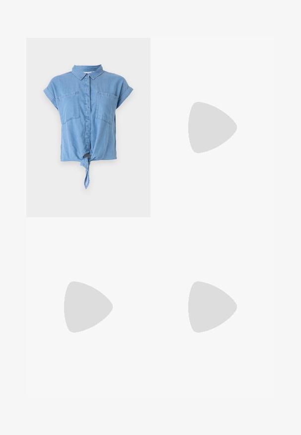 Camisa de denim azul claro de mangas curtas com colarinho, dois bolsos no peito e um detalhe em nó na barra. Textura suave.; Calções de ganga em azul claro com um acabamento desbotado. Apresenta um fecho por botão, cinco bolsos e um design de perna reta.; Sandálias de tacão preto laqueadas com bico quadrado, tiras para o tornozelo e fivelas prateadas. Apresentam um salto bloco chunky para estabilidade.; Bolsa tote preta em couro com textura lisa, forma retangular e duas alças longas. Sem hardware ou enfeites visíveis.