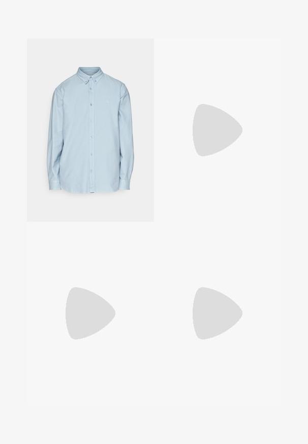 Lyseblå skjorte med knapper, lavet af bomuld, med en klassisk krave, lange ærmer og et lille logo på brystet. Blød tekstur.; Hvid bomulds t-shirt med korte ærmer, rund hals og et lille guld logo på venstre brystområde. Blød tekstur og almindelig pasform.; Cargo bukser i olivengrøn, lavet af bomuld, med et bredt ben design, læg og sidelommer til praktisk anvendelse.; Grå sportssko med overdel i mesh og ruskind, hvide accenter, en polstret sål og et særpræget design med reflekterende elementer.