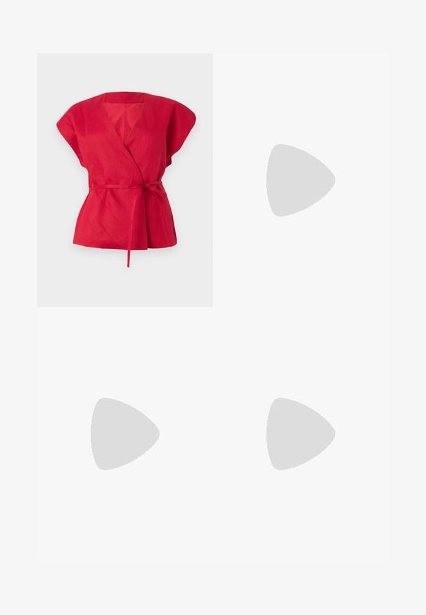 Top avvolgente in lino rosso con maniche a cappuccio corte, scollatura a V e cintura annodata in vita; texture liscia e linee pulite.; Pantaloni in denim nero con design a gamba dritta, cinque tasche, chiusura con bottone metallico e dettagli di cucitura sottili. Texture liscia.; Décolleté in vernice nera con punta affusolata e tacco in geometria cubica. Presentano un design elegante e minimalista, con una texture liscia.; Borsa in pelle bordeaux con un design morbido e arricciato e una forma arrotondata. Il manico è fissato, mostrando una texture liscia.