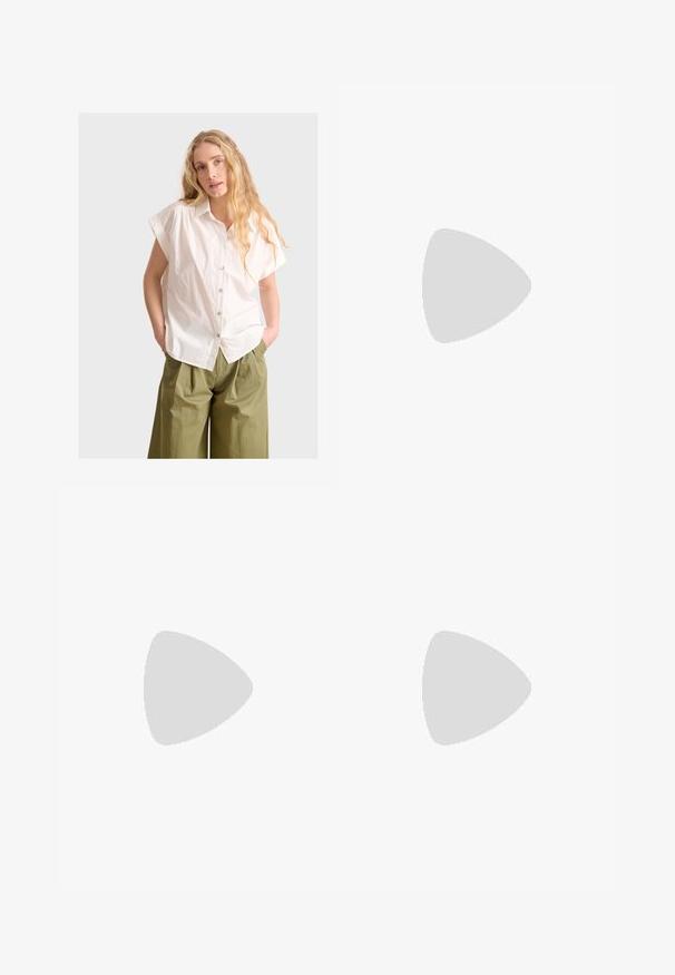 Camicia bianca a maniche corte con bottoni, realizzata in cotone, con vestibilità morbida e una leggera texture, abbinata a pantaloni beige verdi larghi e piegati.; Jeans a gamba larga marroni realizzati in denim, con un classico design a cinque tasche, chiusura con bottone e dettagli di cucitura discreti.; Sneaker in pelle nera con una texture liscia, suola spessa di colore crema, punta rotonda e design classico con lacci. Dettagli di cucitura discreti.; Borsa nera con forma strutturata, texture liscia e una chiusura metallica. Abbinata a pantaloni neri larghi e sandali open-toe su un pavimento in legno.