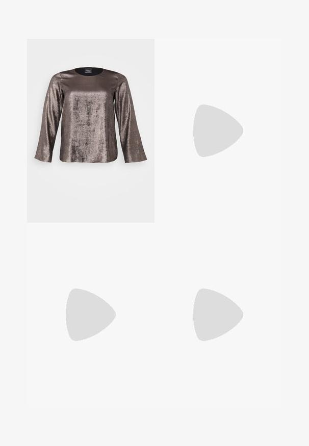 Metallisk bronse langermet topp med rund hals, jevn tekstur og flytende silhuett. Subtil glans gjennom stoffet.; Videben bukser i mellemblå denim. Har en knappelukning, to baglommer og en ren søm. Glat tekstur med let falming.; Sorte sandaler med stropper, firkantet tå og lav blokk hæl. Har flere tynne stropper og en justerbar ankelstropp. Laget av glatt lær.; Svart lær crossbody-veske med glatt tekstur, rektangulær form og metallkjede detaljer på framsiden. Justerbar stroppe inkludert.