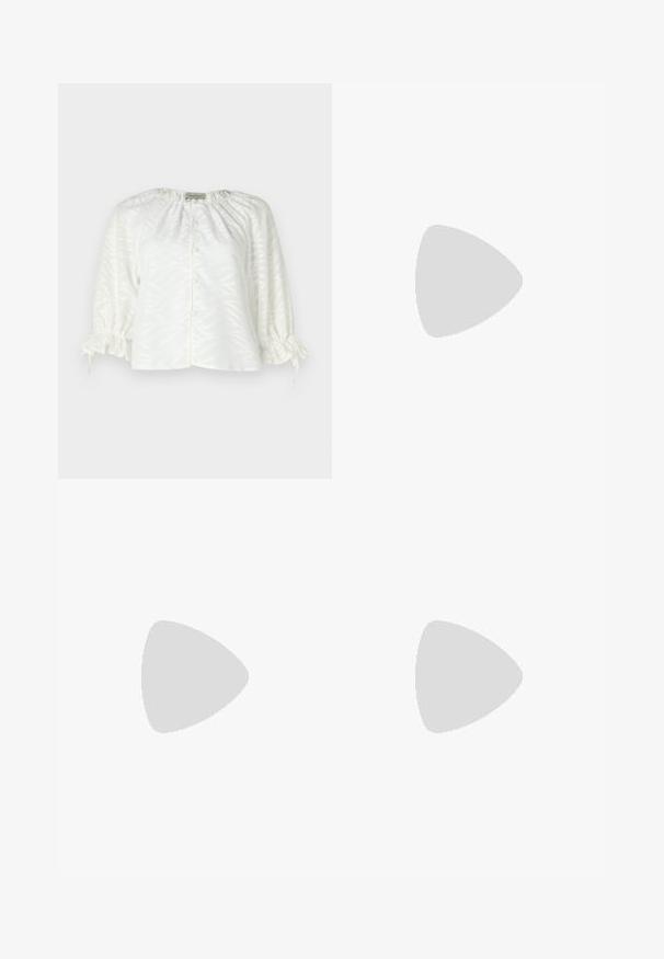 Vit blus med strukturerat bladmönster, rundad halsringning, knappframside och elastiska, rynkade ärmar med dragsko.; Ljusblå denim byxor med vida ben och hög midja, med en blekt tvätt och små, utspridda slitna detaljer genom hela plagget.; Ljust rosa slingback-lägenheter med spetsig tå, tillverkade av ett slätt läderliknande material. Har utskurna detaljer på sidorna och en platt häl.; Vitt läderhandtag med dubbla handtag och en avtagbar rem, med en framsidans dragkedjeficka och slät textur. Bärs på en persons arm.