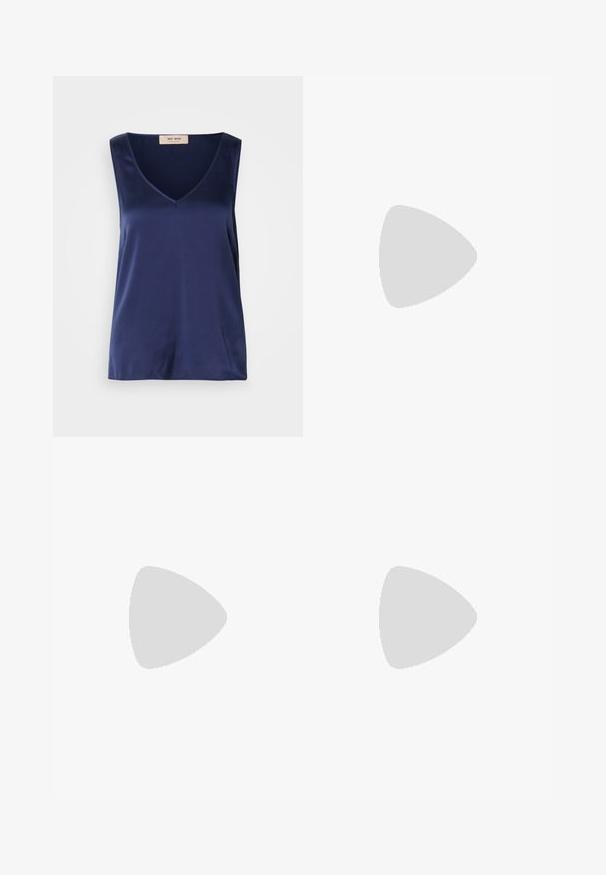 Mørkeblå ermeløs topp med V-halsdesign, laget av glatt stoff, uten mønstre eller detaljer, med rett kant.; Svart vide bukser med teksturert stoff, elastisk midje og avtagbart belte som gir justerbar passform.; Sorte skinnpumper med spiss tå og lav blokkhelt. Har ankelrem med gullfarget spenne. Glatt tekstur.; Svart lær toteveske med to lange håndtak, en glatt tekstur og en strukturert form. Har en frontlomme for ekstra oppbevaring.