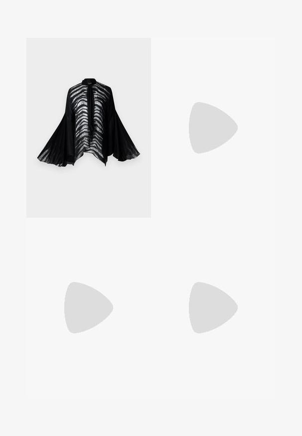 Kimono negru transparent cu mâneci largi în formă de clopot, prezentând un design cu dungi argintii pe față și un detaliu elegant de legare a gâtului.; Pantaloni din denim de culoare bleumarin închis, cu talie înaltă, picioare largi, pliseuri frontale, închidere cu buton argintiu și accente de cusătură galbenă.; Sandale din piele neagră cu accente aurii pe catarame, având mai multe curele și un design cu talpă plată pentru purtare cu degetele la vedere.; Geantă crossbody din piele texturată maro, cu curea din lanț aurit și închidere cu clapetă. Partea din față prezintă detalii cu logo și o buzunar sub clapetă.