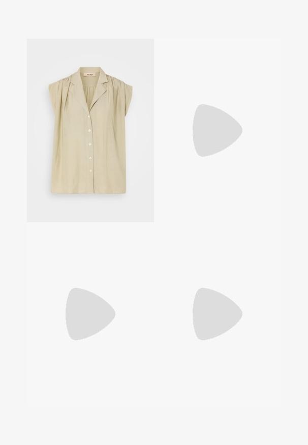 Lys beige bluse med korte puffærmer, frontåbning med knapper og en let krave. Lavet af et blødt, let stof.; Hvit bomullstopp med vid halsutskjæring og tynne skulderstropper. Glatt tekstur uten synlige mønstre eller dekorasjoner.; Vidde benbukser i marineblå, laget av lett stoff. Har en litt teksturert overflate, elastisk liv og frontseam.; Hvit lær sneakers med en glatt finish, aksenter i beige semsket skinn, rund tå, flat snøring og en teksturert gummisåle.