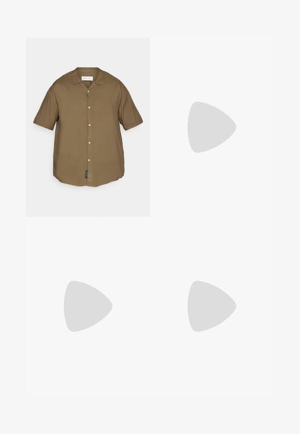 Pier One Camicia - olive; Jeans skinny in denim grigio sbiadito, con dettagli strappati sulle ginocchia, abbinati a sneakers bianche. Texture liscia, design slim fit.; Sneakers in pelle bianca con perforazioni, punta rotonda, suola piatta e lacci spessi, con logo swoosh visibile e "AIR" sul tallone.; Orologio da polso in acciaio inossidabile argento con quadrante blu navy, indici metallici e finestra della data alle 3. Resistente all'acqua fino a 50 metri.
