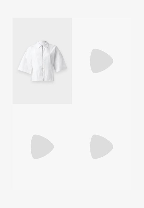 Blusa blanca de manga corta con cuello y cremallera frontal. Textura suave con un diseño minimalista, sin patrones ni acentos.; Pantalones a rayas negras con un corte ajustado, que cuentan con un dobladillo prensado y pliegues en la parte delantera. Fabricados con un tejido suave y un diseño estructurado.; Sandalias de cuero negro con acentos de hebillas doradas, que cuentan con múltiples correas y un diseño de suela plana para usar con los dedos al aire.; Bolso de mano negro de imitación cuero con un acabado texturizado, que presenta un acento plateado de cuentas a lo largo del asa superior y una correa de cadena.