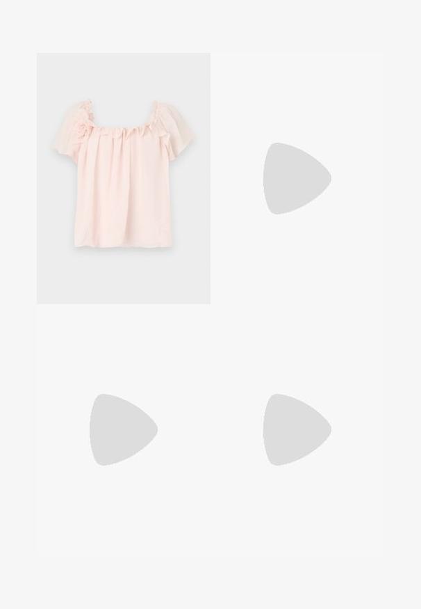 Blusa rosa chiaro con scollatura a volant e maniche corte a sbuffo. Tessuto morbido con un accento floreale sulla spalla sinistra. Vestibilità rilassata.; Sister Jane HEART TO HEART - Jeans a sigaretta - blue denim; Sneaker alta in tela bianca con suola in gomma nera, punta in gomma frontale e sei asole per i lacci, caratterizzata da un design pulito e minimalista.; Borsa a tracolla in pelle rossa con un design angolare e geometrico. Presenta una singola tracolla regolabile e una chiusura a patta con dettagli cuciti.