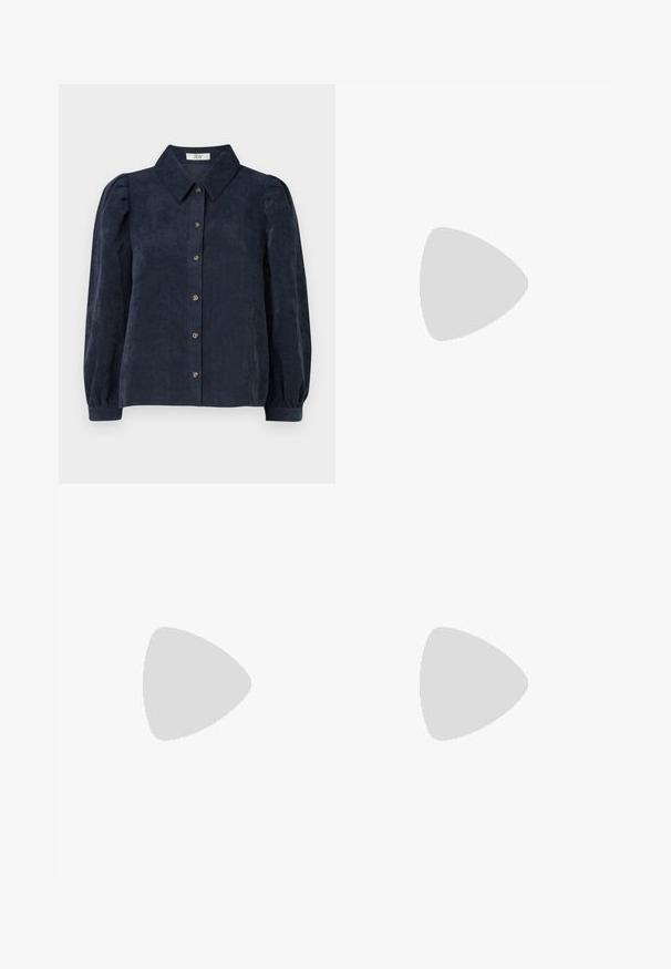 Camisa de corduroy azul-marinho com gola, fecho frontal com botões e mangas bufantes. Apresenta uma textura riscada vertical.; Calças de denim largas pretas com três riscas brancas em cada lado e um pequeno logótipo branco. Apresenta bolsos frontais e um fecho de botão.; Sapatilhas de camurça azul claro com riscas brancas, atacadores planos e sola em borracha de goma. Meias brancas estriadas são usadas acima do tornozelo.; Bolsa de couro preta com forma curva, alça destacável e detalhes em dourado. A bolsa possui uma aba com detalhe de fivela.