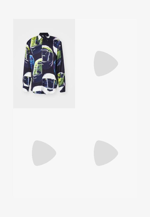 MSGM CAMICIA - Skjorter - black; Filippa K TERRY CROPPED TROUSERS - Bukser - sage melange; Hvide lædersneakers med en glat overflade, rund tå, flade snørebånd og en tekstureret sål. Har et diskret logo på hælen.; Sorte runde solbriller med mørke linser og slanke metalarme. Inkluderer klare tempeltips og sølvdetaljer ved hængslet. Minimalistisk design.