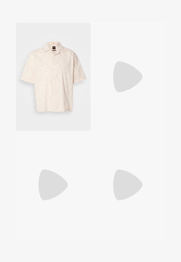 Camisa de manga corta, abotonada, en un color beige claro con un sutil patrón de mármol, hecha de tejido suave, con un cuello clásico y etiqueta en el pecho.; Camiseta de algodón blanca con cuello redondo, mangas cortas y un sutil logo en relieve en el pecho. La etiqueta interior tiene un acento naranja.; Pantalones blancos hechos de una tela suave, con un diseño de pierna recta, pliegues en la parte frontal y un cierre de botón en la cintura.; Zapatillas de cuero blanco con acentos de ante gris y un refuerzo de cuero marrón claro en el talón. Presentan una superficie texturizada y una suela ligera.