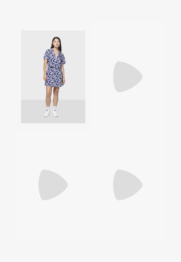 Abito corto a maniche corte di colore blu con motivo astratto beige, in tessuto leggero, dalla forma aderente, con dettagli a bottoni frontali. Abbinato a sneaker bianche.; Jeans neri a vita alta realizzati in denim, con una silhouette a gamba dritta, tasche frontali, chiusura con zip e bottone metallico.; Scarpe da ginnastica nere alte con suola e lacci bianchi, abbinate a jeans di denim blu larghi, appoggiate su un parapetto grigio.; The North Face TERRA LUMBAR 3L UNISEX - Marsupio - asphalt grey/black
