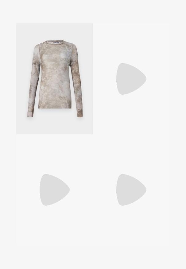 Langärmliges Oberteil in einer Mischung aus Beige und Taupe mit einer marmorierten Textur, rundem Halsausschnitt und einer figurnahen Passform, mit dem Label "WEEKDAY" innen.; Dunkelblaue, weite Jeans mit hoher Taille, fünf Taschen, Kontrastnähten und silbernem Metallzubehör. Glatte Textur und saubere Verarbeitung.; Beige Wildledersandalen mit abgerundeter Zehenpartie, verstellbarem Riemen und Schnalle, Korkzwischensole und strukturiertem schwarzen Gummisohle für besseren Halt.; Rote glänzende Lederhandtasche mit dreieckiger Form, breiter Öffnung oben und einem geschwungenen Griff. Glatte Textur mit minimalen Nähdetails.