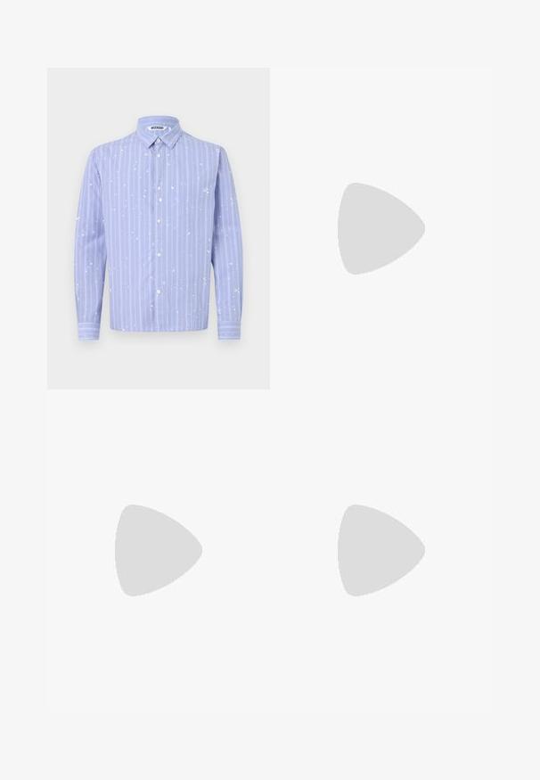 Cămașă albastră deschis cu dungi verticale albe și detalii de stropi de vopsea. Prezintă guler și mâneci lungi.; Tricou alb din bumbac, cu manșete scurte, având o imprimare pe față care spune "Zboară spre Tranquilitate" în negru și verde.; Jeans din denim albastru deschis cu croială largă și talie înaltă, având cinci buzunare, bucle pentru curea și o textură moale, ușor decolorată.; Clog-uri negre din piele, cu vârful rotunjit, detaliu cu curea și cataramă, și o talpă din plută, având o talpă din cauciuc texturat.