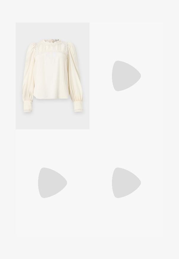 Blusa di crema con colletto alto arricciato, dettagli in pizzo intricati, parte anteriore plissettata e maniche a sbuffo. I polsini presentano righe verticali e una rifinitura in pizzo.; Pantaloni larghi a pieghe neri con vita elastica. Realizzati in tessuto leggero, con pieghe verticali su tutta la superficie.; Pantofole da balletto nere in pelle con punta arrotondata, texture liscia, dettagli di cucitura minimi e design con suola flessibile.; Borsa a spalla nera in materiale sintetico con silhouette curvilinea, finitura testurizzata, logo triangolare dorato e dettagli in metallo removibili.