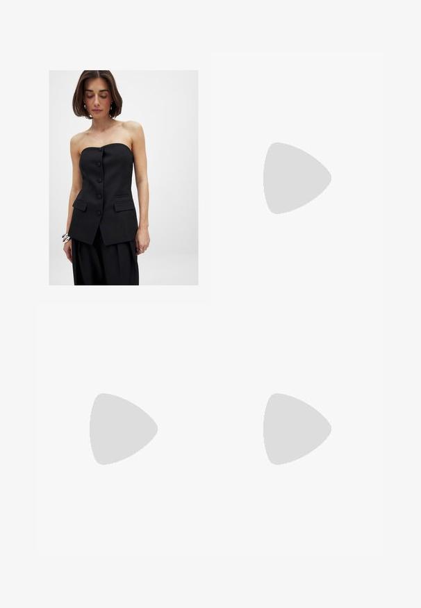 Svart strapless topp med en figurnära design, med främre knappar och sidofickor. Slät tyg med en skräddarsydd, strukturerad silhuett.; Svarta vid byxor med hög midja, utrustade med ett bälte med silverfärgad spänne och veck för extra textur.; Svarta slingbackklackar med spetsig tå, rosettdetalj på vampen, textilmaterial och en smal 3-tums glansig klack.; Svarta överdimensionerade solglasögon med ovala linser, slät plastbåge och guldaccent på bågarna. Mörka linser ger solskydd.; Svart läderhandväska med guldmetallaccent, försedd med en signaturspänne, avtagbar axelrem och texturerad yta.
